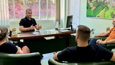 Prefeito em exerc�cio recebe Mesa Diretora do Legislativo em visita institucional