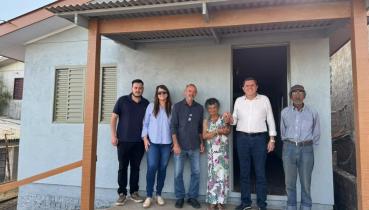 Governo Municipal entrega duas novas moradias para fam�lia de Sananduva